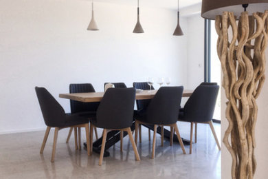 Cette photo montre une grande salle à manger ouverte sur le salon tendance avec un mur blanc, un sol en carrelage de céramique et un sol gris.