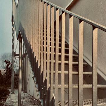 Detailaufnahme des Geländers einer Stahltreppe