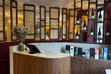 Idées déco pour une cave à vin classique de taille moyenne avec des casiers.