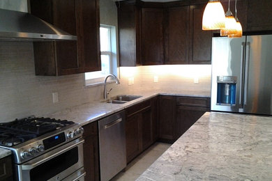 Kitchen - traditional kitchen idea in Houston