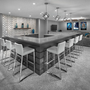 エドモントンの中サイズのコンテンポラリースタイルのおしゃれな着席型バー (ルーバー扉のキャビネット、グレーのキャビネット、グレーのキッチンカウンター) の写真