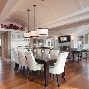 シアトルのトラディショナルスタイルのLDKの画像 (ベージュの壁)