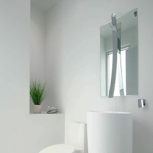 Idee per una piccola stanza da bagno con doccia minimalista con WC monopezzo, pareti bianche, pavimento in gres porcellanato e lavabo a colonna