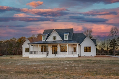 Geräumiges, Zweistöckiges Landhausstil Einfamilienhaus mit Backsteinfassade, weißer Fassadenfarbe, Walmdach, Misch-Dachdeckung, schwarzem Dach und Wandpaneelen in Raleigh