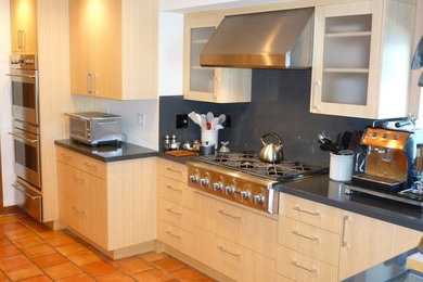 Example of a minimalist kitchen design in San Francisco