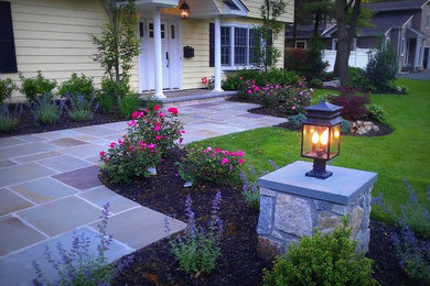 Inspiration for a traditional landscaping in New York.