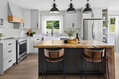Kitchen - farmhouse kitchen idea in Vancouver