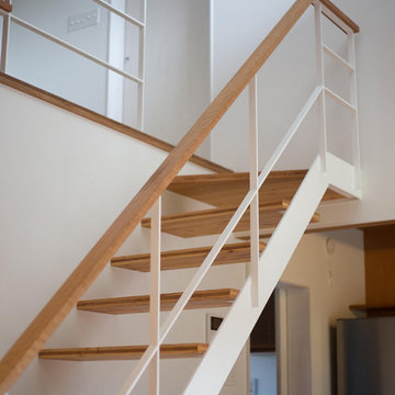 階段（スチール製階段と木製手摺の組合せ）