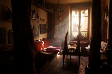 Immagine di un soggiorno bohémian con pavimento in legno massello medio