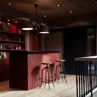 モスクワのトランジショナルスタイルのおしゃれなホームバー (赤いキャビネット) の写真