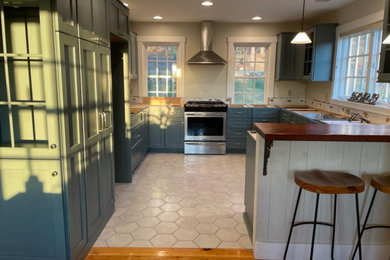 Transitional kitchen photo in Wilmington