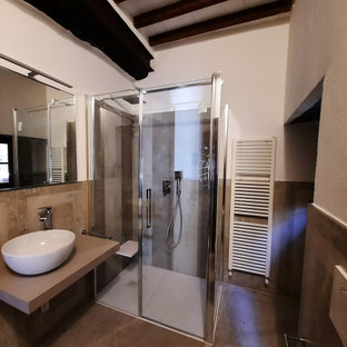 Idee per una stanza da bagno con doccia di medie dimensioni con doccia a filo pavimento, WC sospeso, piastrelle in gres porcellanato, pareti bianche, pavimento in gres porcellanato, lavabo a bacinella, pavimento grigio, porta doccia a battente, top grigio, un lavabo, mobile bagno sospeso, travi a vista e boiserie