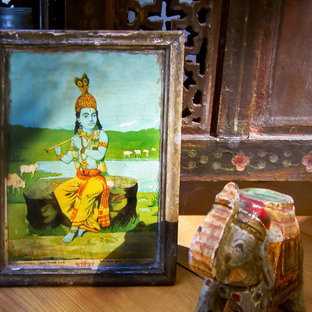 Foto på en liten eklektisk farstu, med metallisk väggfärg, ljust trägolv, en dubbeldörr och ljus trädörr