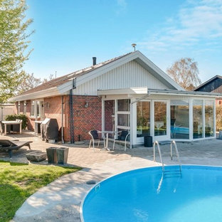 コペンハーゲンの北欧スタイルのおしゃれなプールの写真