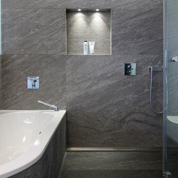 Wanne und offener Duschbereich