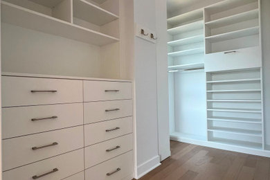 Inspiration for a closet remodel in Montreal