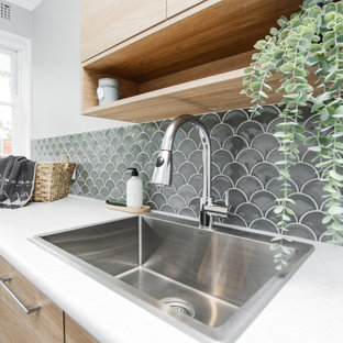 75+ Hauswirtschaftsräume mit Einbauwaschbecken und Rückwand aus