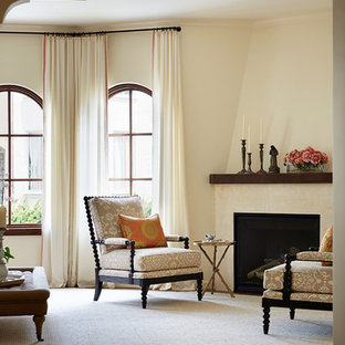 Ejemplo de salón para visitas cerrado, mediterráneo, grande, sin televisor, con paredes beige, moqueta, chimenea de esquina y marco de chimenea de yeso