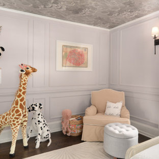 Idee per una cameretta per neonata chic di medie dimensioni con pareti viola, parquet scuro, pavimento marrone, soffitto in carta da parati e boiserie