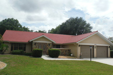 Example of a classic exterior home design in Tampa