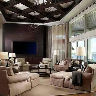 Foto de salón abierto, tropical, grande, con pared multimedia, paredes blancas y suelo de madera clara