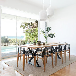 ゴールドコーストの中サイズのコンテンポラリースタイルのLDKの画像 (白い壁、無垢フローリング、茶色い床)