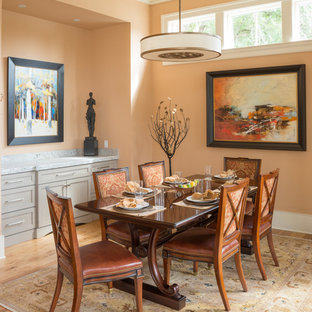 Идея дизайна: большая гостиная-столовая в классическом стиле с оранжевыми стенами и паркетным полом среднего тона