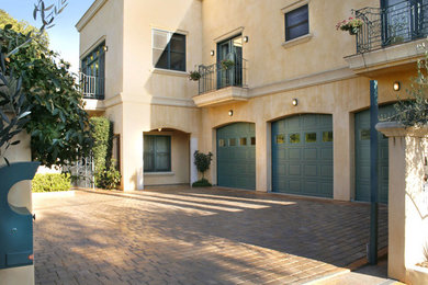 Ejemplo de fachada de piso beige actual de tamaño medio de dos plantas con revestimiento de estuco, tejado plano y tejado de varios materiales
