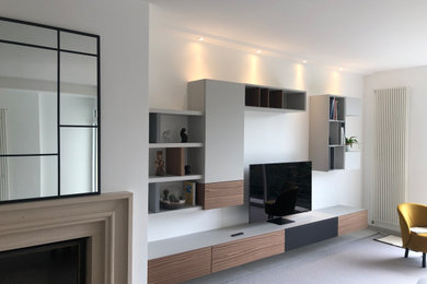 Cette photo montre un salon chic.