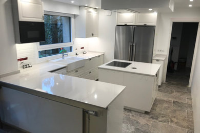 Design ideas for a mid-sized transitional l-shaped open plan kitchen in Paris with a single-bowl sink, quartzite benchtops, white splashback, with island and white benchtop.
