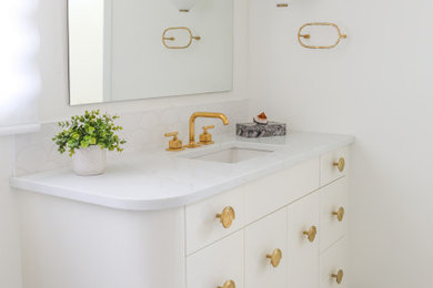 Example of a 1950s bathroom design in Toronto