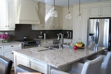 Mid-sized elegant l-shaped medium tone wood floor eat-in kitchen photo in Calgary with an undermount sink, shaker cabinets, white cabinets, quartz countertops, gray backsplash, glass tile backsplash, stainless steel appliances and an island