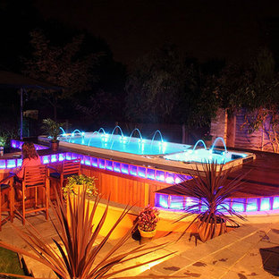 Mittelgroßer Moderner Whirlpool hinter dem Haus in rechteckiger Form mit Dielen in Orange County