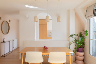 Idées déco pour une salle à manger contemporaine.