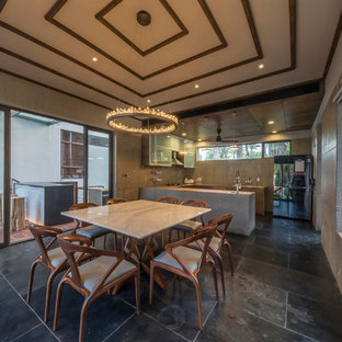 コルカタの中サイズのLDKの画像 (グレーの壁、コンクリートの床、グレーの床)