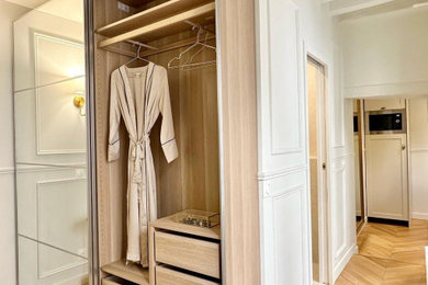 Aménagement d'un dressing et rangement moderne.