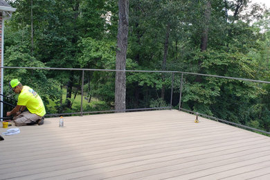 Foto de terraza clásica grande en patio trasero con barandilla de metal