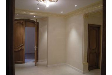 Cette photo montre un grand hall d'entrée chic avec un mur beige, un sol en marbre, une porte double et une porte en bois brun.