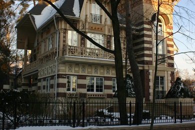 モスクワにあるトラディショナルスタイルのおしゃれな住まいの写真