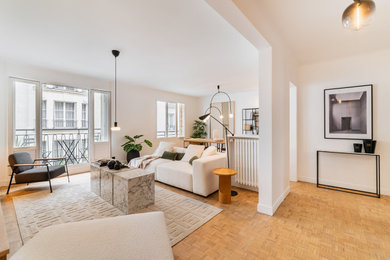Exemple d'un grand salon beige et blanc tendance avec parquet clair et aucune cheminée.
