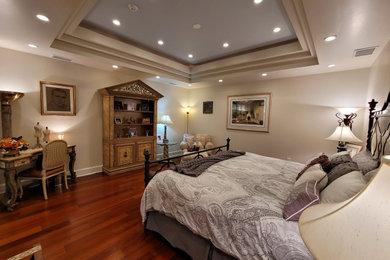 ボストンにある広いトランジショナルスタイルのおしゃれな客用寝室 (マルチカラーの壁、無垢フローリング、格子天井) のインテリア
