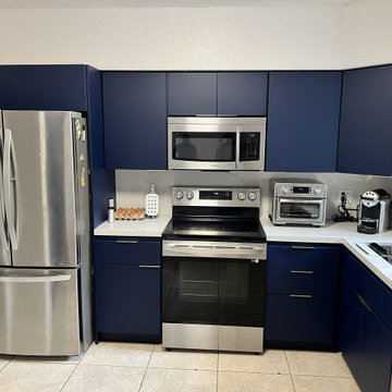 Modern Kitchen Remodel Done in Navy Blue Cabinets