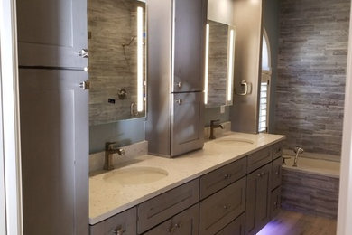 Photo of a transitional bathroom in Miami.
