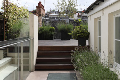 Photo of a contemporary deck in London.