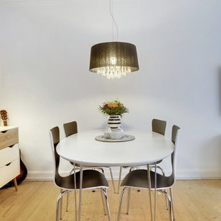 オールボーの北欧風 LDKの画像 (白い壁、無垢フローリング、暖炉なし)