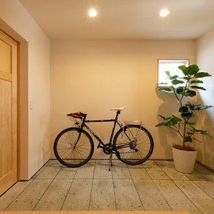 他の地域の片開きドアカントリー風おしゃれなマッドルーム (白い壁、淡色木目調のドア、グレーの床) の写真