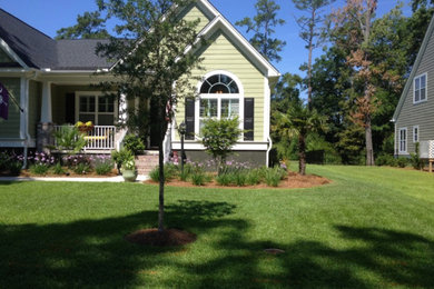 Inspiration for a front yard landscaping in Charleston.