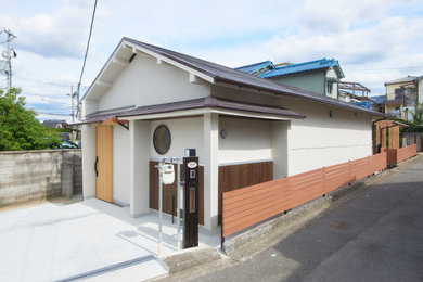 大阪にある中くらいな和モダンなおしゃれな家の外観の写真