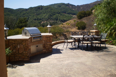 Inspiration for a mid-sized timeless backyard concrete patio kitchen remodel in Los Angeles with no cover