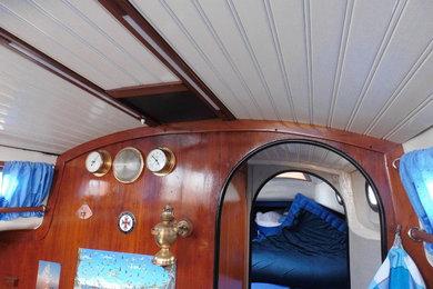 Gewöbte Leisterndecke mit Lichtbändern in einem alten Segelboot